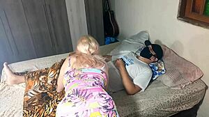 Gozando dentro do c� da titia