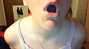 Neverovatni fetish video sa masturbacijom četkicom za zube u pički. Hardcore škropljenje!