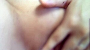 Hej, pogledaj ovu vruću ženu kako se igra igračkama dok ne navlaži!