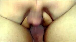 Deux Bites Dures Ravagent la Chatte Serrée de cette Jeune Latina de 18+ en Même Temps