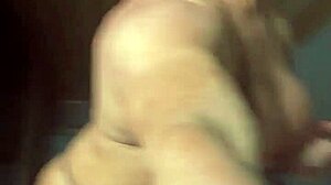 Glat muskuløs bodybuilder forfører i lingerie, hvilket syn!