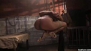 Jsem pevně svázaná, zatímco ebony chlap mě bičuje a sere tvrdě