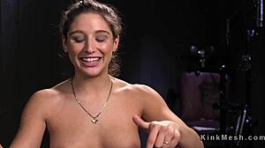 Intense emoties in harige kut bondage spel