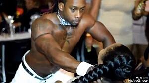 sú mužskí striptéri gay? drsná milf cucá veľký chuj a masturbuje doma natočené