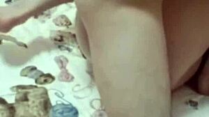 Elsker-par prøver alle stillinger til vild sexoplevelse