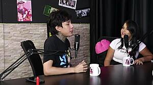 Swingerzy w przezroczystej czerwonej bieliźnie rozpętują intrygujące wibracje grupowego BDSM