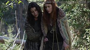 एक लड़की दूसरे के पास खुद को छूती है