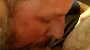 Pogumna pisarniška POV jemlje gejevsko devištvo z divjim požiranjem