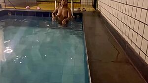 na piscina do motel aquela negra sexy oferece mamada intensa