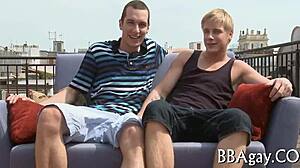 מציצה גיי מבולגנת על זין קשה!