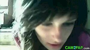 Hot teen on webcam showing live amateur action.