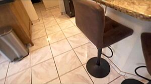 Mama vitregă Carmela Clutch rămâne gravidă în scenă sălbatică de dormitor