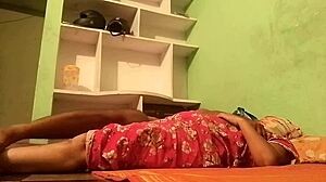 हेय देसी भाभी, आज रात मेरे मॉन्स्टर कॉक पर राइड करना चाहेगी?