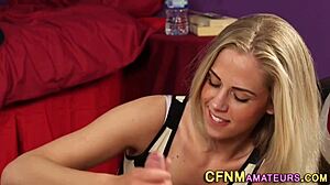 Britse blonde 18+ amateur zuigt voor rommelige facial finish