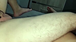 vizinha safada me chamou com a mão no meu pau, lambendo minha buceta molhada