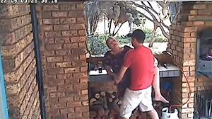 अरे, मेरी 42 साल की बीवी को 18 साल के लड़के के साथ पकड़ा!