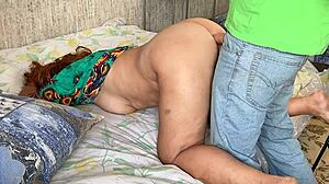 Зрелая леди показывает тугую жопу перед жестким анальным трахом