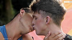 ट्विंक्स कैम्पिंग ट्रिप पर आउटडोर्स में बेयरबैक गंद फकिंग से वाइल्ड हो जाते हैं।