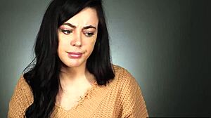 Gledam Whitney Wright, kako doseže orgazem iz bližine.