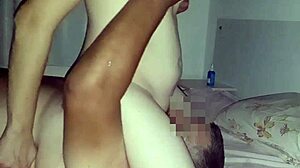 Латина жена наслаждается интимными моментами с мужем