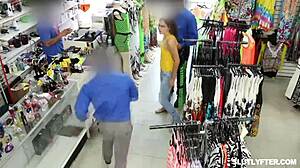 Malá 18+ blondýnka Demi Hawks chycená policajtem