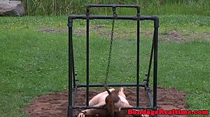 Rødhåret bundet og ydmyget i udendørs dominansscene