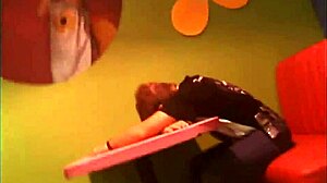 Chi è questa agente segreta che scopa in stile retro?