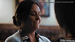 Почему пышногрудая мачеха лижет бритую киску падчерицы?