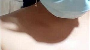 Mi madrastra se entera que me encanta ver porno de viejas y me seduce enviandome un video mostrando sus hermosas tetas naturales y su sexy vagina con bellos exoticos porno real casero de madrastra caliente