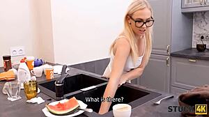 Stuck4k Cara fode meia-irmã tcheca Jenny Wild na cozinha por diversão proibida
