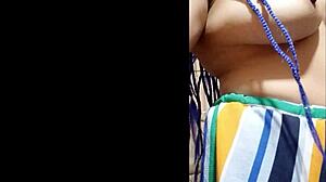 Mi madrastra se entera que me encanta ver porno de viejas y me seduce enviandome un video mostrando sus hermosas tetas naturales y su sexy vagina con bellos exoticos porno real casero de madrastra caliente