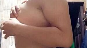 Mi madrastra se entera que me encanta ver porno de viejas y me seduce enviandome un video mostrando sus hermosas tetas naturales y su sexy vagina con bellos exoticos porno real casero de madrastra caliente