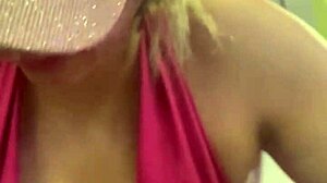 Nossa meu treino na academia me deixou muito suada qui at� minha bucetinha escorreu fiquei com vergonha de tanto tes�o