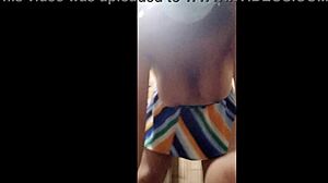 Mi madrastra se entera que me encanta ver porno de viejas y me seduce enviandome un video mostrando sus hermosas tetas naturales y su sexy vagina con bellos exoticos porno real casero de madrastra caliente