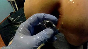 用巨大玩具玩肛交，每秒钟都带来张开的快感。我停不下来！