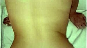 Sekretárka sa ohýba pre študentov veľký zadok šukanie