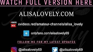 Alisa Lovely的阴蒂在特写中爆炸高潮