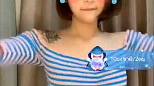 Thaimaalainen webcam-kaunotar näyttää seksikkäitä liikkeitä.