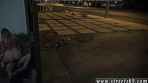 Milfka v intenzívnom vonkajšom análovom dominovaní