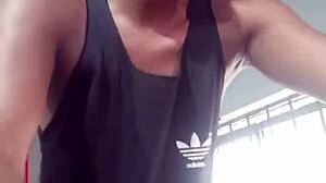 Dois jovens ficaram trocando olhares na academia em seguida neg�o foi pra casa da desconhecida fuder ela gozando dentro