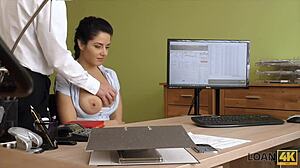 アレックス・ブラックがジューシーなマンコをハードポンドに提供 😈