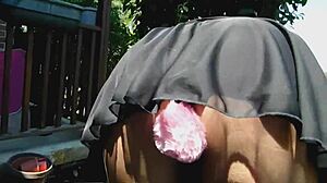 البرونيتية العارية تظهر ذيل الإسفنجة الوردي الزغبي في عرض خارجي عام