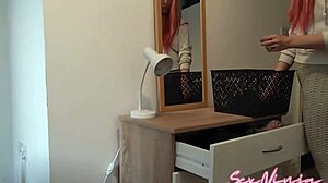 زوجة الأب التقتني وأنا أفلش زبي وهي تعمل. شو يصير بعدين؟