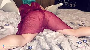 أغري سيادي بحركات رقص مثيرة على السرير، واو!