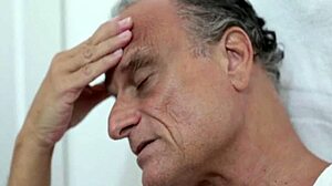 Nevlastná mama zamkne nevlastného otca a zvádza nevlastného syna na zábavu.