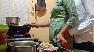 Sexig indisk fru knullas hårt medan hon lagar mat i köket. Hennes hårlösa fitta tar monsterkuk.