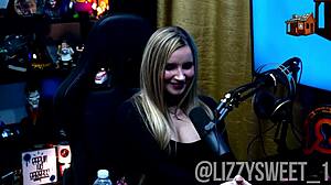 Ela Colocou Os Peitos Para Fora E Apertou O Biquinho O Ruan Babou De Vontade - Lizzy Sweet