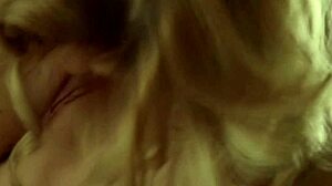 Bellas lesbianas naturales comparten besos tiernos en momento íntimo