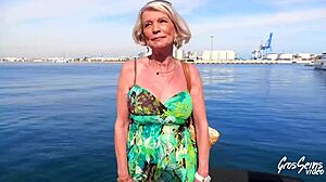 Eva Delage, 70letá francouzská babička, září jako blondýna x hvězda s přirozenými kozy