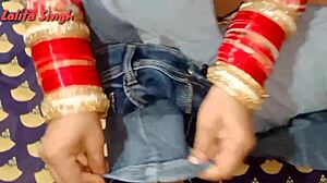 देसी कॉलेज गर्लफ्रेंड को स्टीमी हाउस रूम में पाउंड किया जाता है।